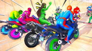 HOMEM ARANHA FEZ CORRIDA DE HEROIS COM A SHE HULK E SEU FILHO no GTA 5