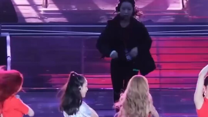 Did BLACKPINK kick people out halfway through their performance?