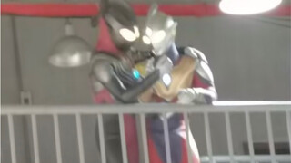 These two can't be secretly chatting about the girl behind Sister Ka and Brother Ka, can they? [watc