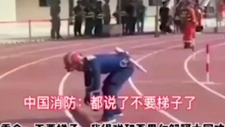 Kapten, aku nggak mau pake tangga. Kapten: Ada banyak orang di sini—kalau kamu nggak pakai, orang as