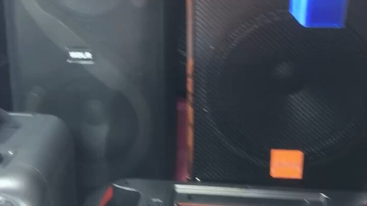 以前看到这么多人喜欢听这首歌，也不明白为什么那么多人喜欢听，以前听歌，听的是旋律，后来听歌，听的是歌词，再后来听歌，听的是故事，现在听歌，听的是自己