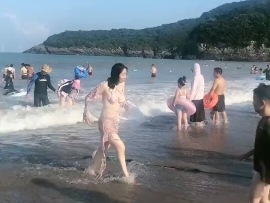 Ombak di tepi laut benar-benar besar