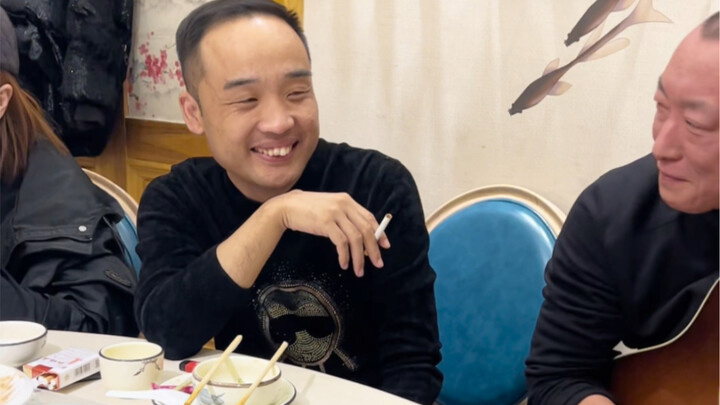 يبدو أن الإخوة جوعى حقًا اليوم!