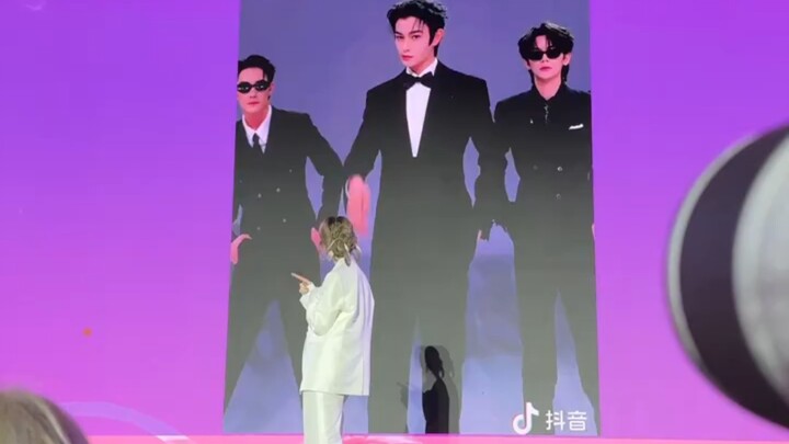 فنان تايلاندي P‘Korn orm يرقص رقصة الساق الماسحة لـ Ding Yuxi