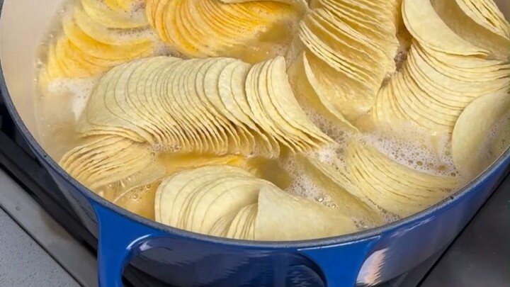 Overseas food blogger makes homemade flavored mashed potatoes: Step 1: Boil potato chips...