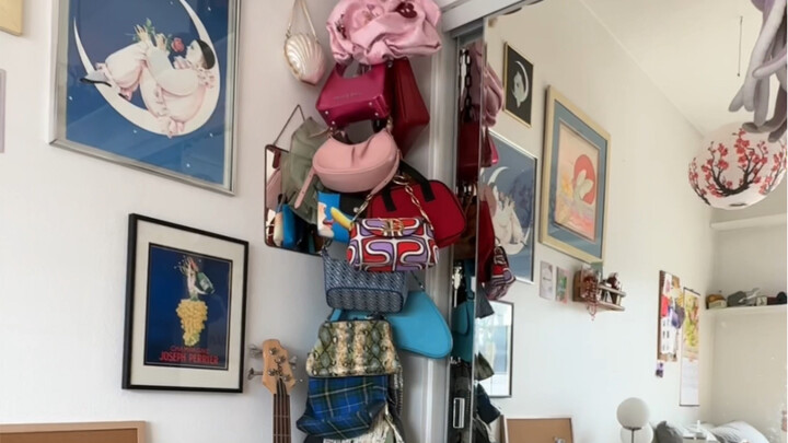 تعليق الحقيبة بسلسلة حديدية ماهر جدًا في ذلك