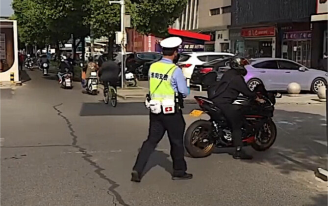 تحدي أبرز ضباط المرور احترافًا على الإنترنت