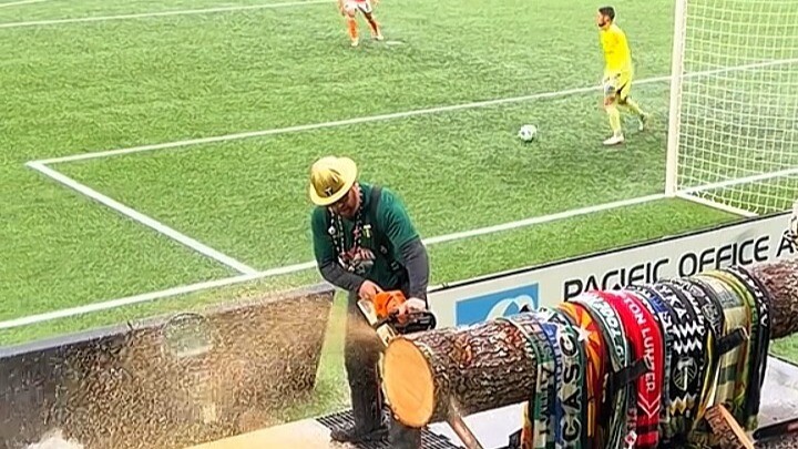 在足球比赛上“锯木头”？这是为什么