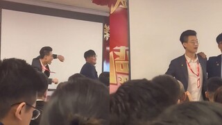 公司团建俩男子跳双人舞，咬牙切齿地锤着搭档活跃气氛：加工资！