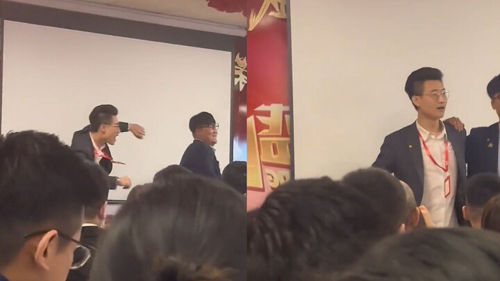公司团建俩男子跳双人舞，咬牙切齿地锤着搭档活跃气氛：加工资！