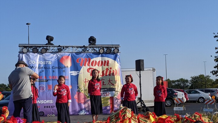 Lucia singing on stage