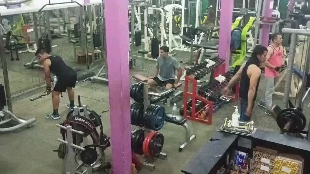 suasana gym malam ini