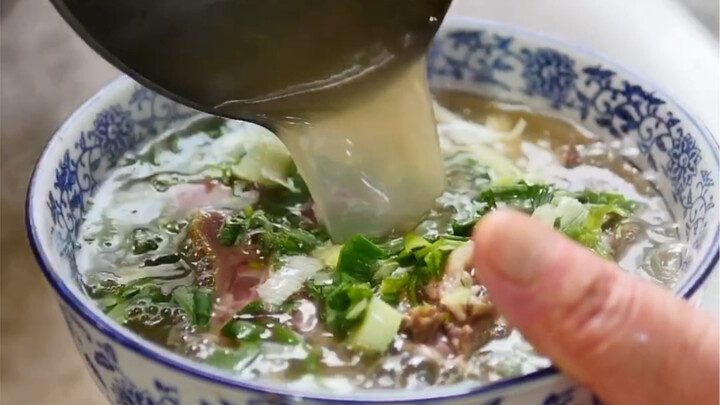 Món thịt cừu nước chấm có ông cụ đến uống súp từ 6 giờ sáng, một bát súp gan thập cẩm nhiều topping,