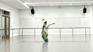 "Drunk Clear Waves," Classroom Version, Choreographer: Hu Hetao, Dancer: Yang Huizhu.