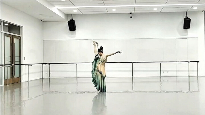 "Drunk Clear Waves," Classroom Version, Choreographer: Hu Hetao, Dancer: Yang Huizhu.