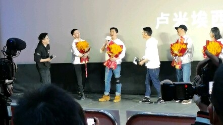 عندما سألت فتاة صغيرة الأخ جينغ لماذا لا يشارك في فيلم “مانجيانغ هونغ”؟