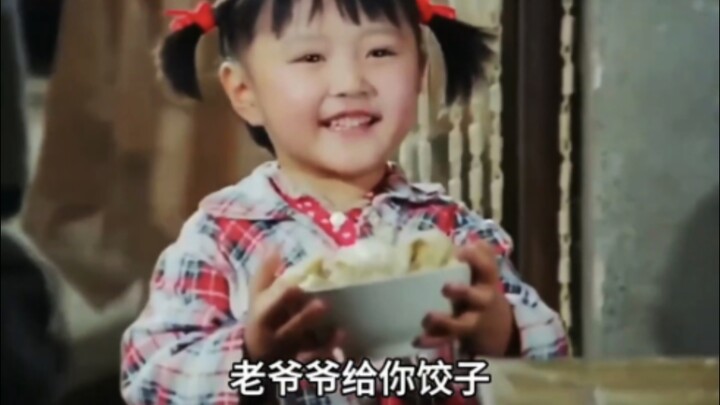 A little girl feeds dumplings to an old man, but the old man suddenly turns pale! Watch the highly-r