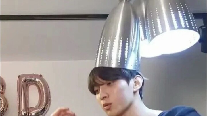 Còn lố bịch hơn cả việc phóng ảnh bằng AI chính là SEVENTEEN, độ “DK” thì quả thực quá cao, dù sao c