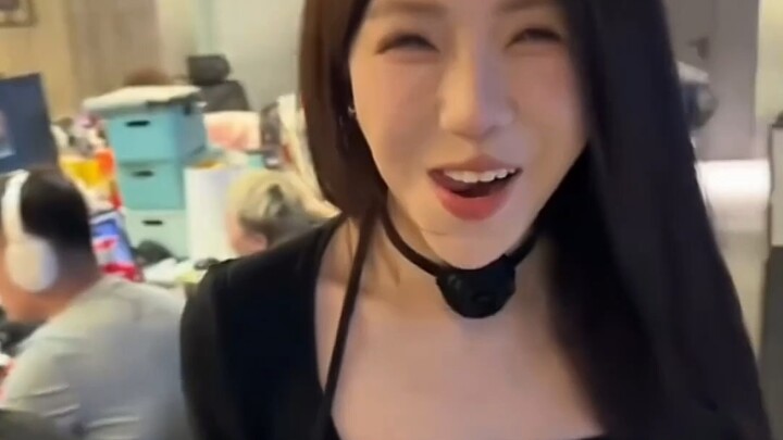 A sweet girl from Northeast China who’ll make you kneel at the first word—her face is like a delicat