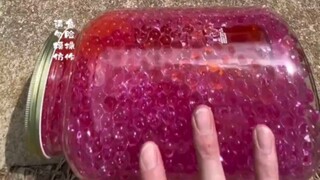 Kompetisi Bergulir Botol di Tangga