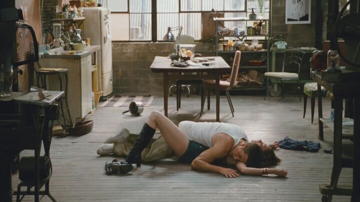 The moment Annie revealed her “mimi” in the hospital, she was truly shocked! — Love and Other Drugs