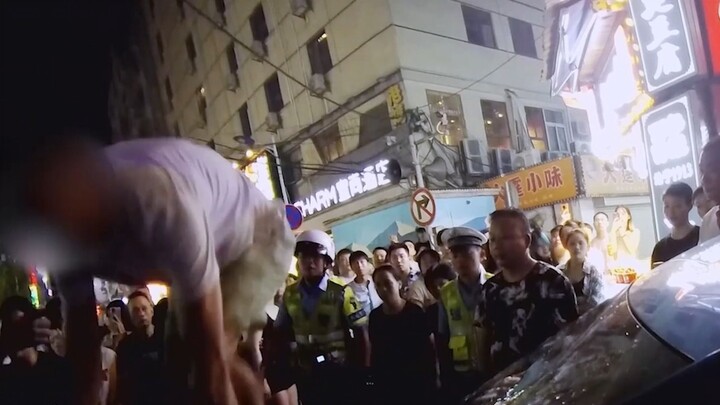 Seorang pria, setelah mabuk, memanjat ke atap mobil dan meniru adegan film, hingga menyebabkan kemac