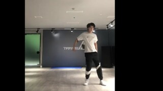 【نجاح】تشي هويشوان هنا! إنه هنا! أحضر معه رقصاته. يا له من رجل مجتهد!