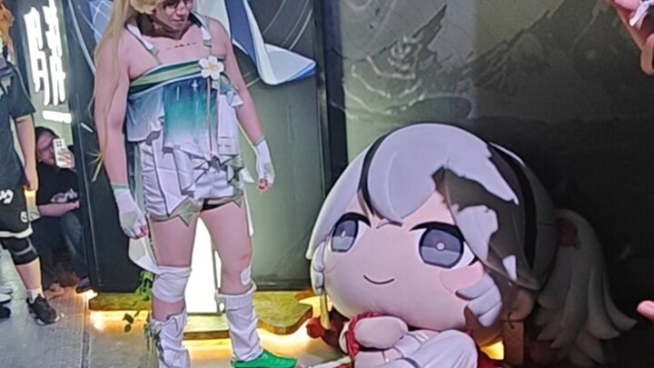 Nhà vô địch cử tạ Da Ming đối đầu coser đình đám của game Ming Chao
