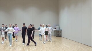 I went to Seventeen's practice room. SEVENTEEN-READY TO LOVE. Can I dance with Seventeen in the grou