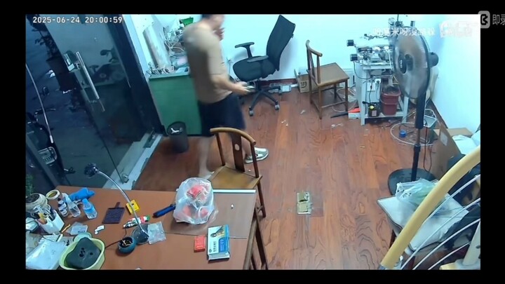 Wild Hakimi attacks pet cat and is kicked like a football by its owner (Secondary Supplement)