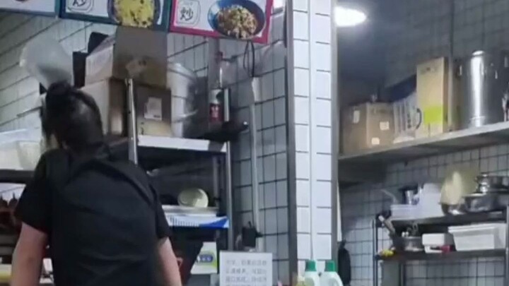 ป้ายในโรงอาหารมหาวิทยาลัยยูนนานอบอุ่นสุดๆ ชาวเน็ตบอก: เคยเปียกฝนมาก่อน จึงอยากเป็นร่มให้คนอื่น