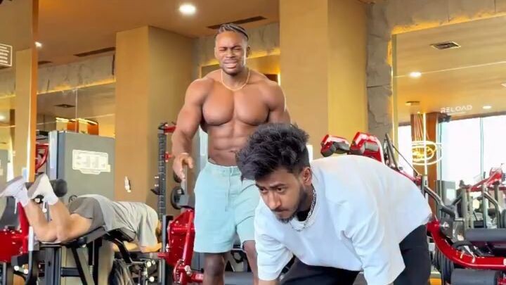 Bro,s first time in gym😂😂