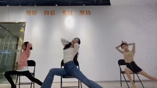 男生混进舞蹈室傻傻分不清男女