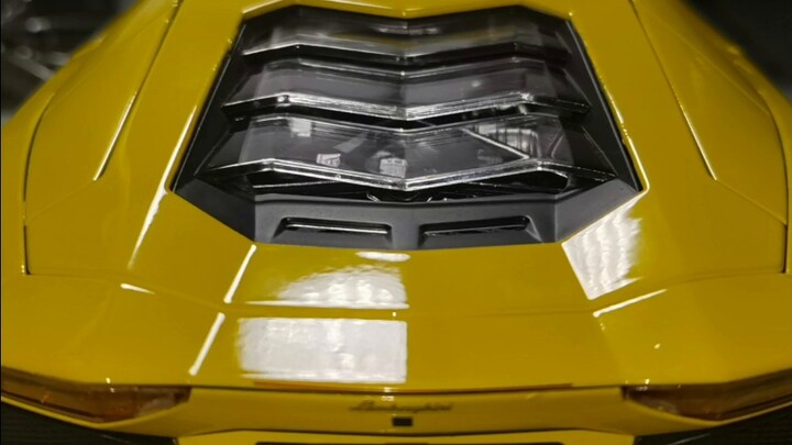 1:18 How big is the difference between Lamborghini Aventador and models of the same price in all asp