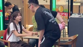 女生以为男生要求婚，结果万万没想到，网友：终究是闺蜜抗下所有