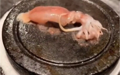 “มีมารยาทจริงๆ เกือบสนิทกันแล้วยังทำความเคารพอีก”