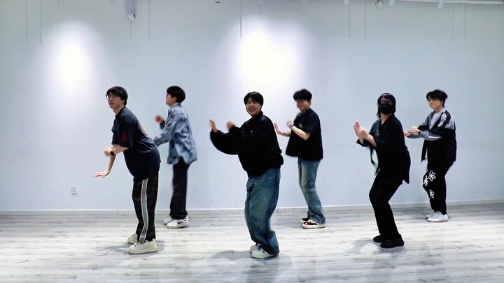 Video tarian girl grup miliaran yang patahkan paradoks bisnis—serius bikin aku ngakak parah nih!