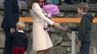 乔治王子害羞没有和小男孩握手，但细心的王妃立马迎上去，从小细节就能体现出她的优雅善良