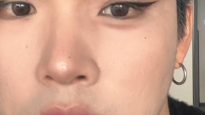 Upturned eyes look so good! They’re both alluring and cute, with a unique vibe… Haha, who says short
