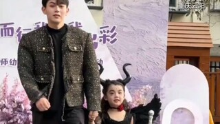 幼儿园T台秀直接卷成巴黎时装周，爸妈比娃还拼！！！