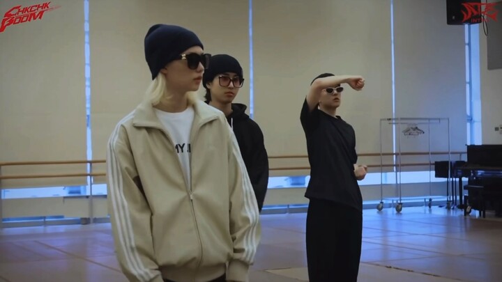 【ستراي كيدز】 الجميع رائعون وسخيفون يرتدون النظارات الشمسية ويتدربون على الأغنية الجديدة "Chk Chk Boo