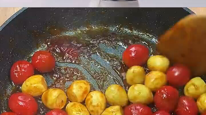 Kemarin sudah makan dan memasaknya, rasanya seperti makan tomat yang sudah matang dan telur rebus, s