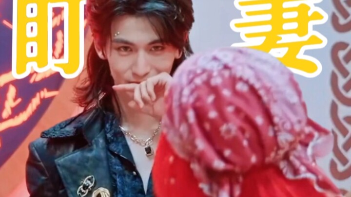 โอบเอวอ้อนแอ้น! ท่าทางโดยสัญชาตญาณโกหกไม่ได้เลย ความรักในดวงตาแทบจะล้นออกมาแล้ว หล่อนงอนเขา แต่เขากล