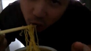 ASMR EATING SOUNDS - NOODLES AND WASA CRACKERS