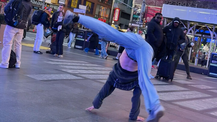 Pertunjukan breakdance di New York, ini pakai pegas ya?