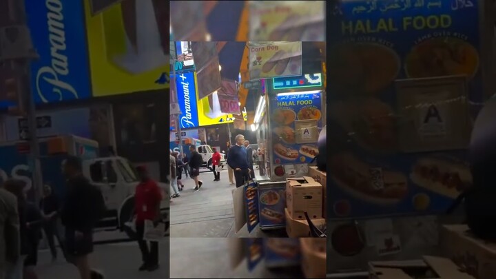 Bahkan Bill Gates pun nggak bisa menolak godaan street food, atau ada sebuah konspirasi disini?!..