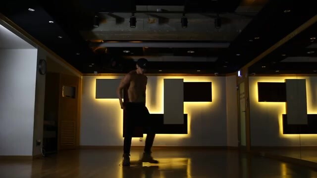 KARD-BM终于不穿衣服了，你还不进来看嘛，集美们