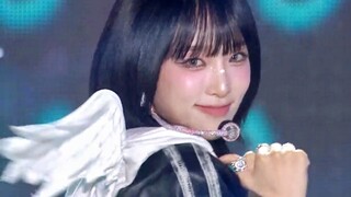 Panggung outdoor promosi lagu "NEMONEMO" oleh Choi Ye-na pada 25 Oktober 2024 di acara Music Bank!