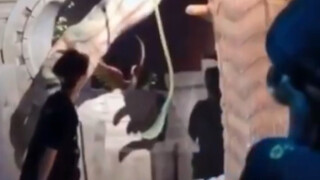 【وانغ يبو】 قال بهدوء بعد إطفاء الأنوار: أنا خائف بعض الشيء