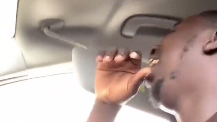 لوحة حماية السيارة من الشمس يمكنها أن تتمدد وتتقلص فعلاً!!! #جائزة_التقييم_الترفيهي #فكاهة #فيديوهات